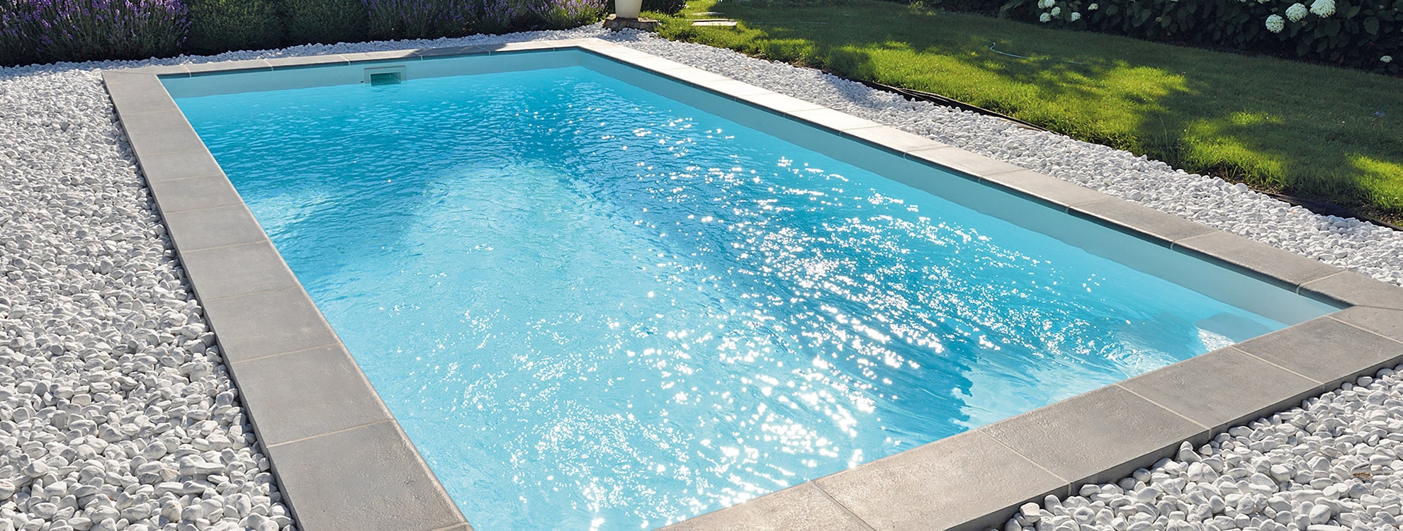 Poolumrandung aus Beton <br />
Inspirierend und stilvoll