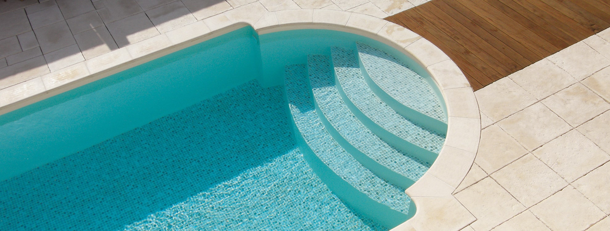 Poolumrandung aus Beton <br />
Inspirierend und stilvoll